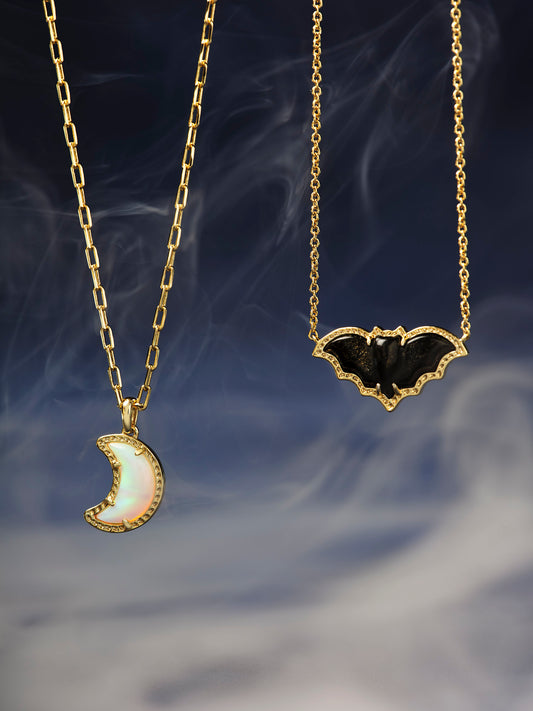 MOON SHORT PENDANT NECKLACE GOLD WHITE OPALESCENT RESIN