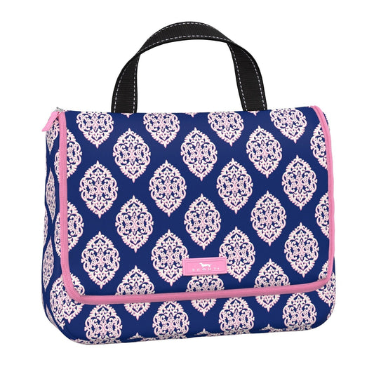 Brooch The Subject Beauty Gordito Hanging Toiletry Bag - She Chester