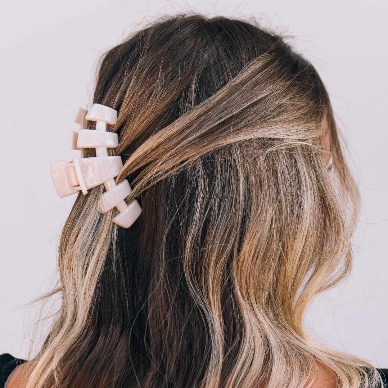 Classic Hair Clip | Medium | Soft Surf - She Chester