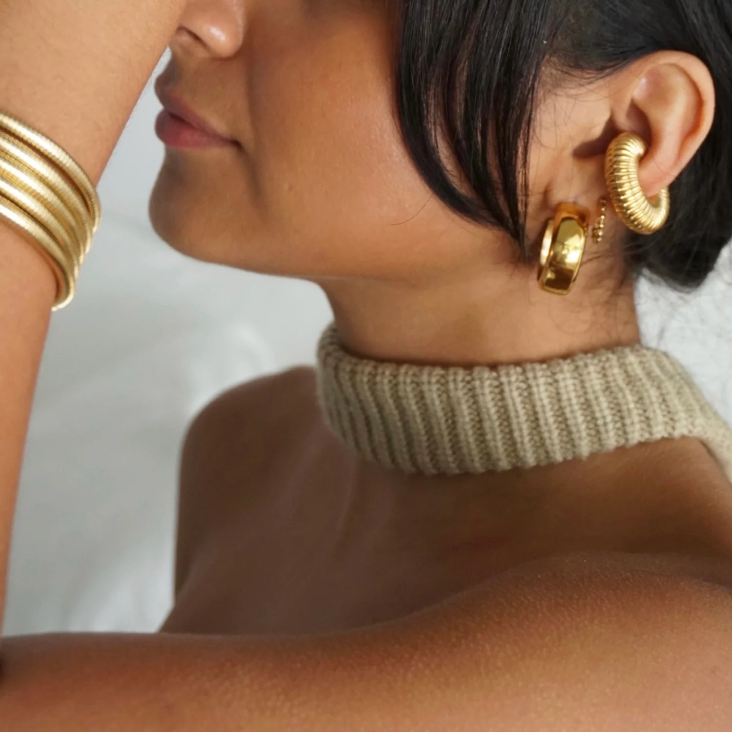 Cosa Medium Hoop Earring - Gold 112 - She Chester