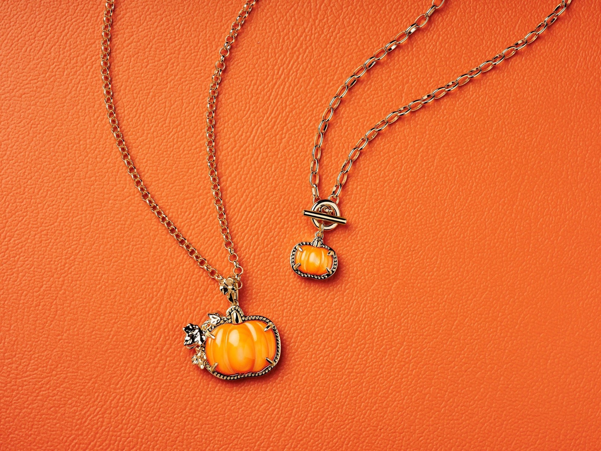 PUMPKIN LINK AND CHAIN NECKLACE SILVER ORANGE MOTHER OF PEARL - She Chester